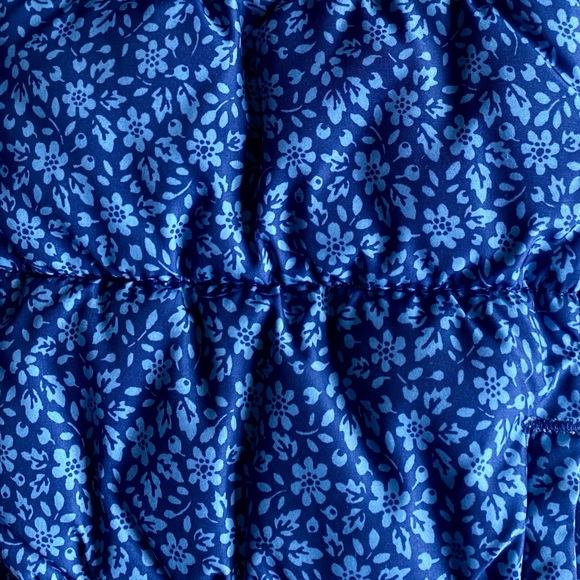 GAP 10Y Girls’ Blue Puffy Vest with Hood - Picture 6 of 6